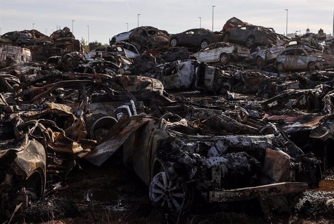 Imágenes de los vehículos calcinados en el incendio en la campa habilitada en Catarroja para recogerlos tras el paso de la dana