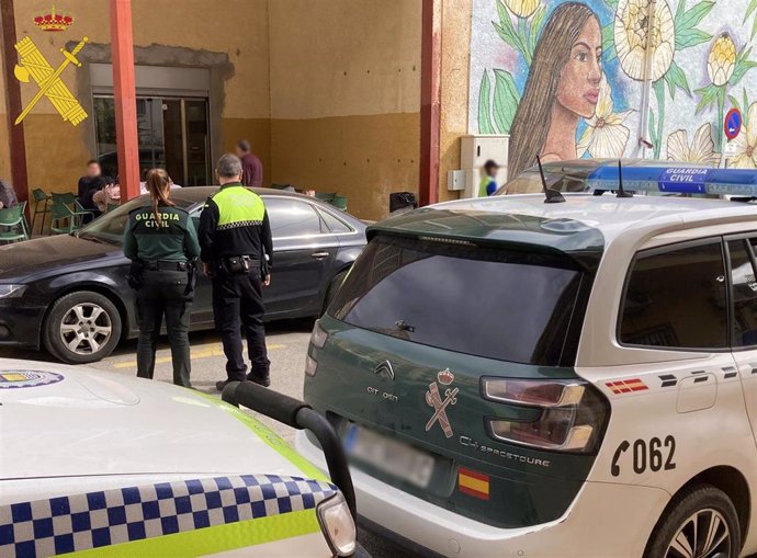 Dos agentes de la Guardia Civil de Albox (Almería).