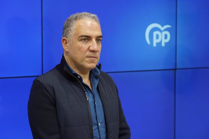 El vicesecretario de Coordinación Autonómica y Local del PP, Elías Bendodo, ofrece una rueda de prensa tras una reunión con el alcalde de Logroño, Conrado Escobar, en la sede del PP de La Rioja, a 7 de diciembre de 2024, en Logroño, La Rioja (España).