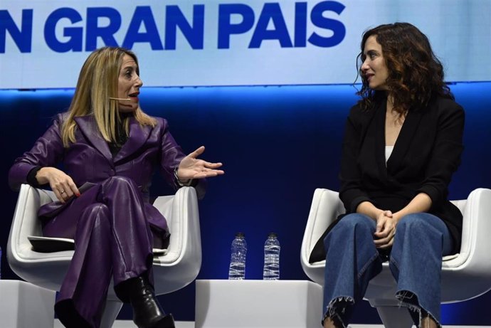 Archivo - La presidenta de la Junta de Extremadura, María Guardiola, junto a la presidenta de la Comunidad de Madrid, Isabel Díaz Ayuso, en el acto del partido, en una imagen de archivo.