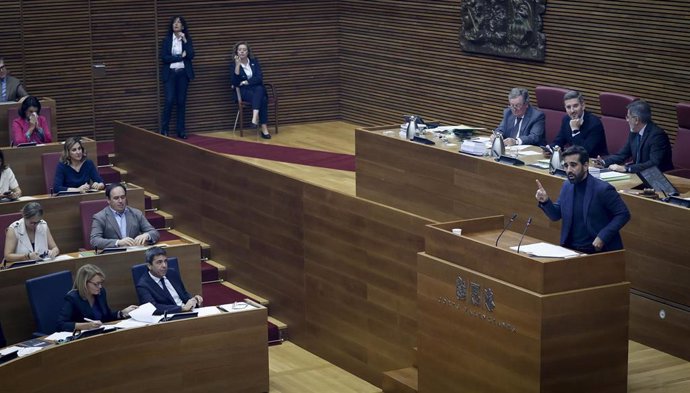 Archivo - El síndic del PSPV en Les Corts, José Muñoz, y el 'president' de la Generalitat y líder del PPCV, Carlos Mazón, en el pleno de Les Corts