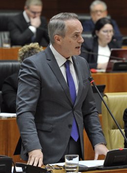 Archivo - Imagen de archivo del consejero de Infraestructuras, Transporte y Vivienda, Manuel Martín Castizo, en el pleno de la Asamblea de Extremadura