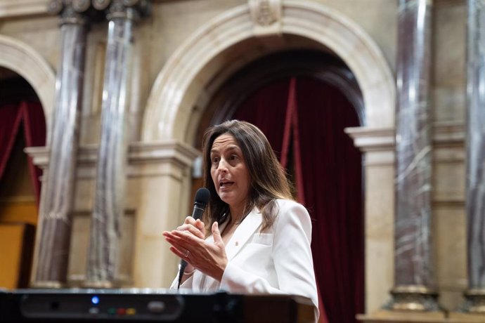 Imagen de archivo - La consellera de Educación y Formación Profesional de la Generalitat, Esther Niubó, en el Parlament