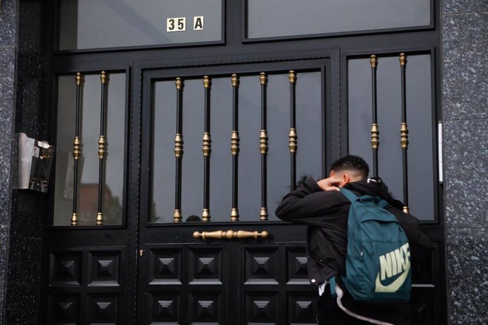 Portal de la vivienda en la que han tenido lugar los hechos, a 18 de diciembre de 2024, en Viveiro, Lugo, Galicia (España). Un hombre ha matado a su pareja a cuchilladas este miércoles, 18 de diciembre, en el municipio lucense de Viveiro en un supuesto ca