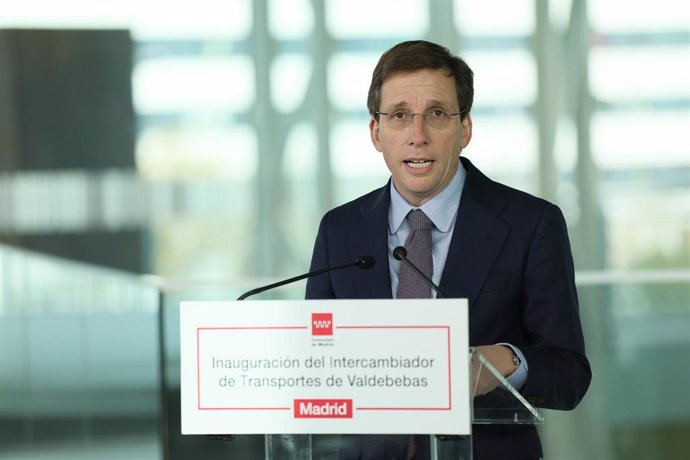 El alcalde de Madrid, José Luis Martínez- Almeida, interviene durante la inauguración del intercambiador de transportes de Valdebebas