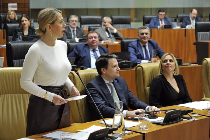 La presidenta de la Asamblea de Extremadura, María Guardiola, en el pleno de la Asamblea