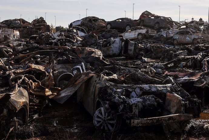 Imatges dels vehicles calcinats en l'incendi en la campa habilitada a Catarroja per a arreplegar-los després del pas de la dana