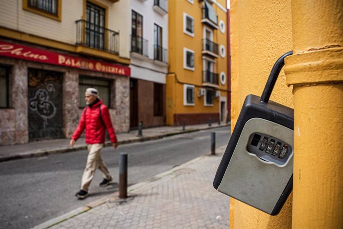 Archivo - Detalle de un candado utilizado en una de las viviendas de uso turístico en el centro de Sevilla. 