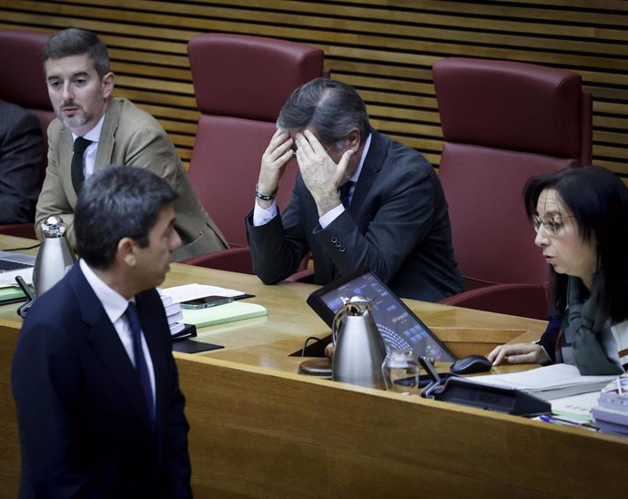 Imagen del pleno de Les Corts Valencianes en el que se ha detenido durante 15 minutos la sesión de control por una bronca entre diputados