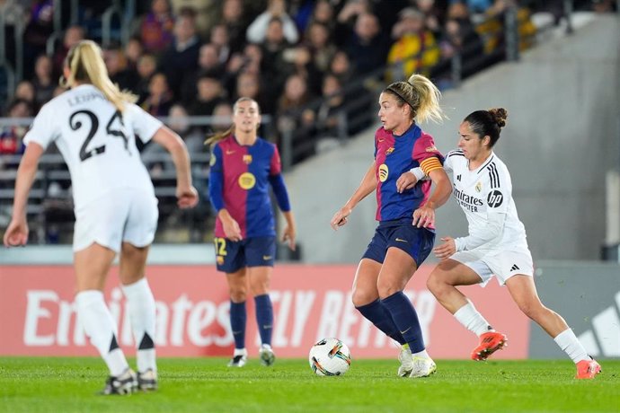 Archivo - Alexia Putellas conduce la pelota ante Oihane Hernández en el Real Madrid-FC Barcelona de la Liga F 24-25