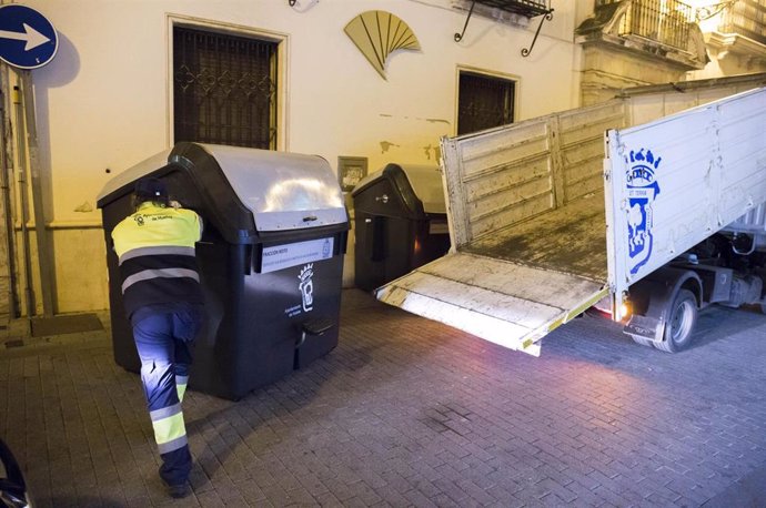 Contenedor en una calle de Huelva.