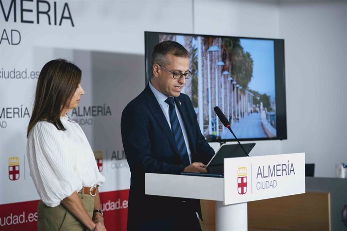 Archivo - El concejal de Sostenibilidad Medioambiental y Energética del Ayuntamiento de Almería, Antonio Urdiales, durante una rueda de prensa.