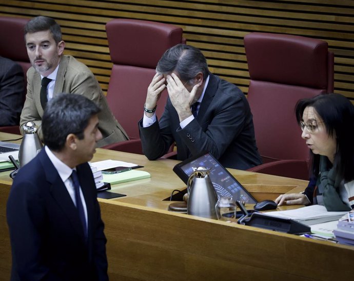 Imatge del ple de Les Corts Valencianes en el qual s'ha detingut durant 15 minuts la sessió de control per una brega entre diputats