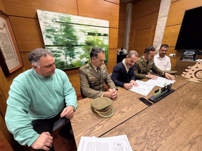 Alejandro Villa, concejal de Caminos en el Medio Rural,; coronel Juan Luis González Martin, delegado de Defensa en Asturias; Ángel García, alcalde de Siero; comandante Ignacio Costa Mota; y el concejal Javier Rodríguez.