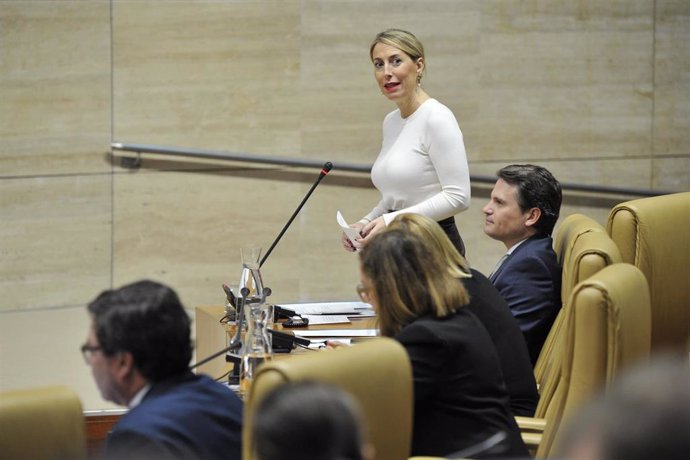 La presidenta de la Junta, María Guardiola, en el pleno de la Asamblea