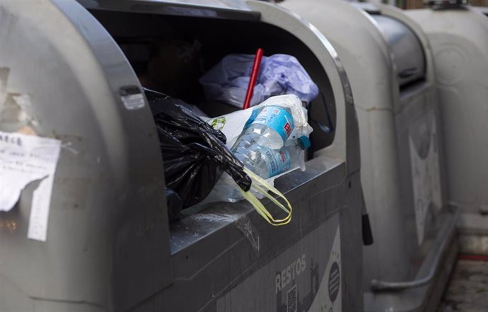 Archivo - Imagen de recurso de basura fuera de los contenedores.