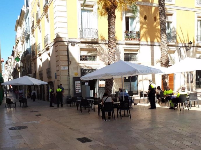 Archivo - Arxiu - Terrassa d'un establiment a Alacant, en una imatge d'arxiu.