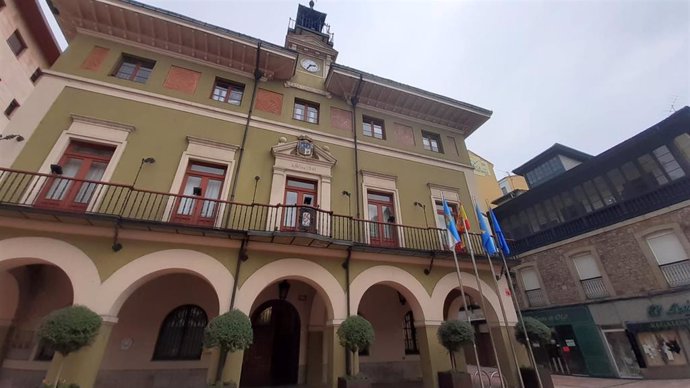 Archivo - Fachada del Ayuntamiento de Langreo.