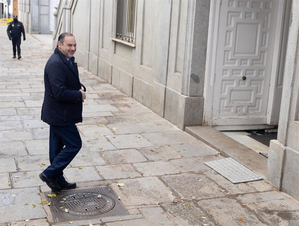 El exministro de Transportes, José Luis Ábalos, a su llegada a declarar como imputado por el caso Koldo, en el Tribunal Supremo, a 12 de diciembre de 2024, en Madrid (España). 