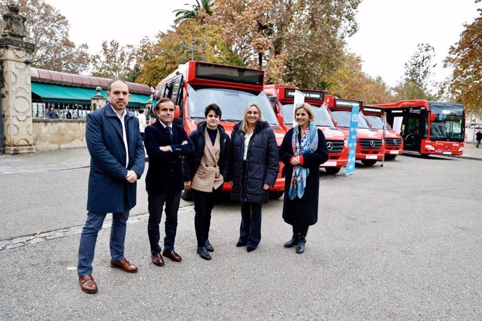 La presentación de los autobuses ha contado con la asistencia de la atleta María Pérez, en el centro en la imagen, flanqueada por la alcaldesa de Granada, Marifrán Carazo, y el director de la Zona Mediterránea de Alsa, Valeriano Díaz