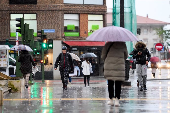 Archivo - Varias personas por la calle