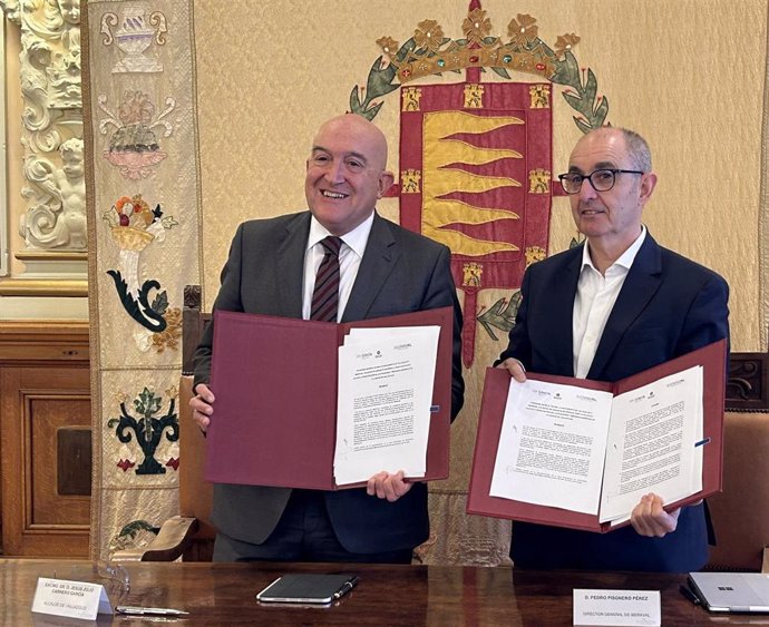 El alcalde de Valladolid, Jesús Julio Carnero, y el director general de Iberaval, Pedro Pisonero, en la firma del convenio.