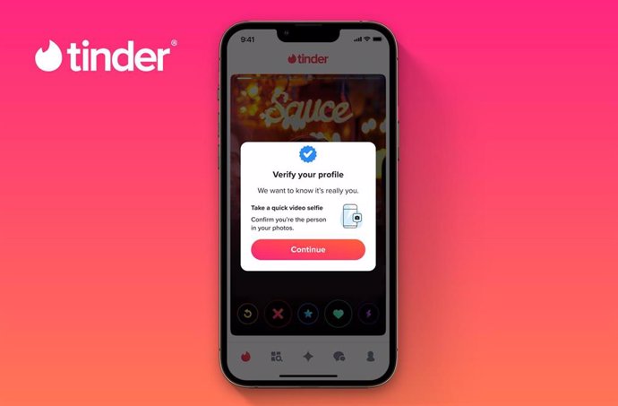 Archivo - Imagen promocional de la aplicación Tinder de citas por vía digital 