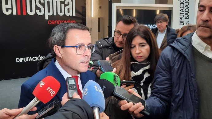 El candidato a la Secretaría General del PSOE extremeño Miguel Ángel Gallardo en declaraciones a los medios