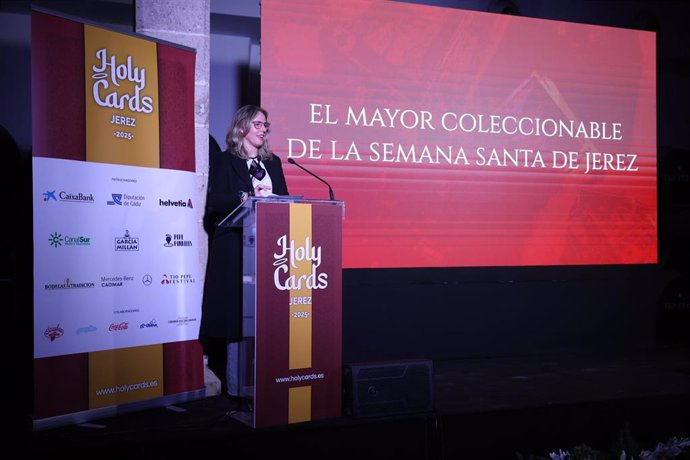 La responsable de Igualdad en la Diputación de Cádiz, Vanesa Beltrán, en la presentación de la segunda edición de las Holycards, que promociona con cromos la Semana Santa de Jerez