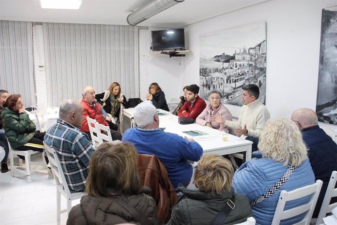 El concejal y portavoz del PSOE Daniel en un encuentro con vecinos del Barrio Pesquero de Santander