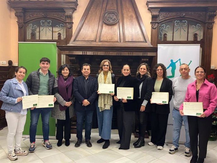 Entrega de ayudas del IAJ a las entidades locales beneficiadas en la provincia de Huelva.