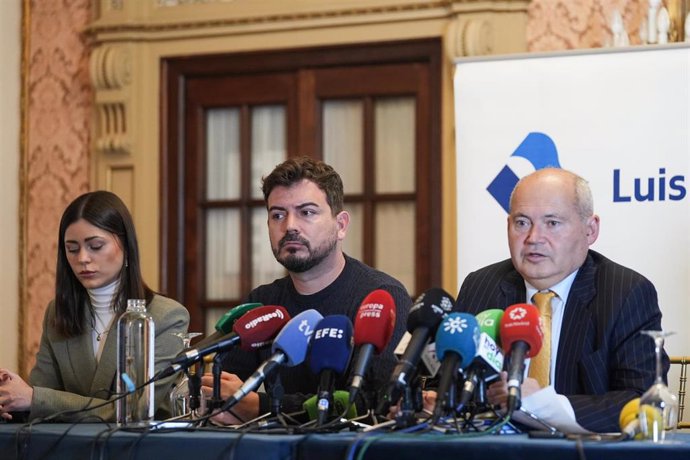 El abogado de la familia de soldado Carlos León, Luis Romero (d), junto al portavoz de la familia del soldado (c), durante su intervención en la rueda de prensa.