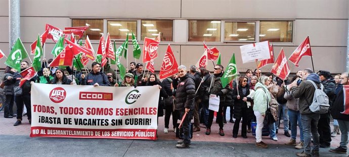 Concentración de protesta de los sindicatos CCOO, UGT y CSIF este jueves en Zaragoza bajo el lema 'Basta ya de vacantes' para reclamar la cobertura de las plazas vacantes en la Administración General del Gobierno de Aragón.