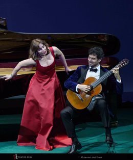 Sabina Puértolas y Pablo Sainz-Villegas sobre el escenario del Teatro Real.