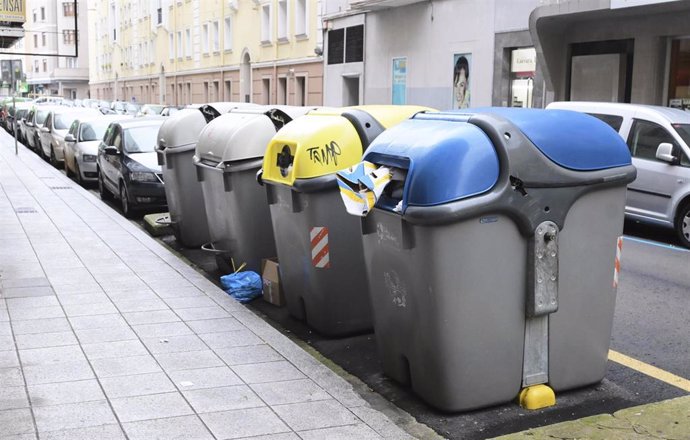 Archivo - Varios contenedores con basura en Santander