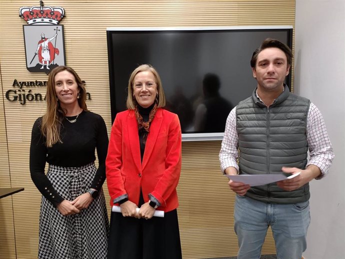 La vicealcaldesa gijonesa y concejala de Economía, Empleo, Turismo e Innovación, Ángela Pumariega, y los diputados del PP en la Junta General del Principado de Asturias, Pilar Fernández Pardo y Andrés Ruiz, en rueda de prensa en el Ayuntamiento gijonés.