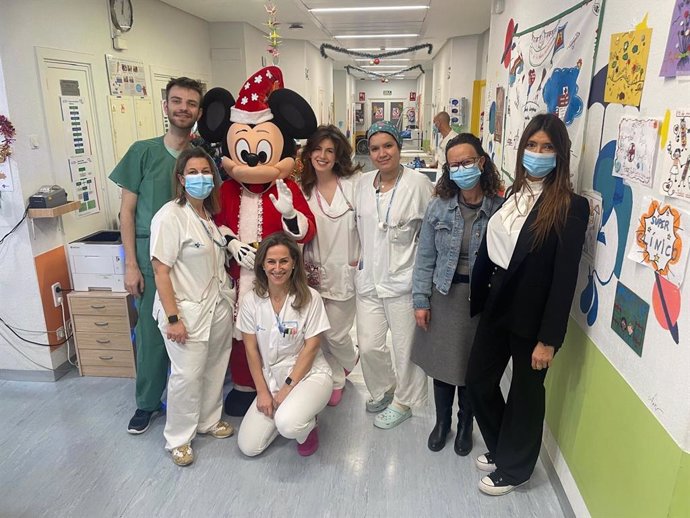 Carolina Castro, gerente de Vallsur, y Pilar Criado, directora de márketing del centro comercial, durante su visita al Hospital Clínico Universitario de Valladolid