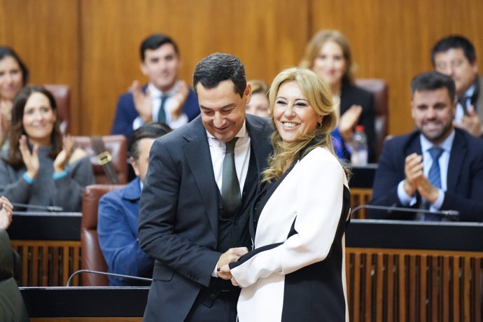 El presidente de la Junta de Andalucía, Juanma Moreno, y la consejera de Economía, Hacienda y Fondos Europeos, Carolina España, tras la aprobación del Presupuesto 2025 en el Parlamento