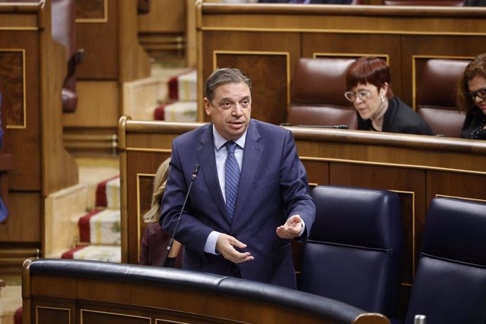 El ministro de Agricultura, Pesca y Alimentación, Luis Planas, interviene durante una sesión de control al Gobierno, en el Congreso de los Diputados, a 18 de diciembre de 2024, en Madrid (España). 