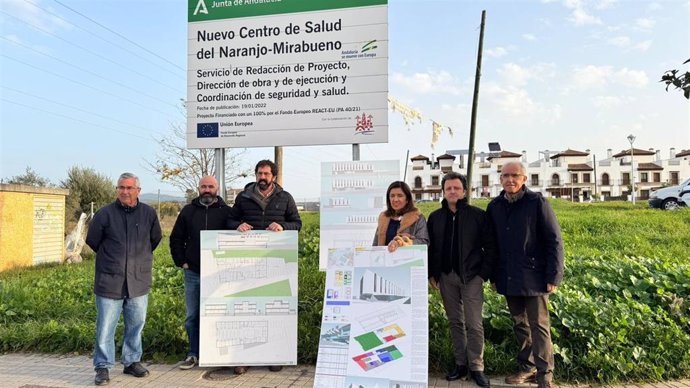 Botella, durante la visita al emplazamiento que acogerá el nuevo Centro de Salud El Naranjo-Mirabueno.