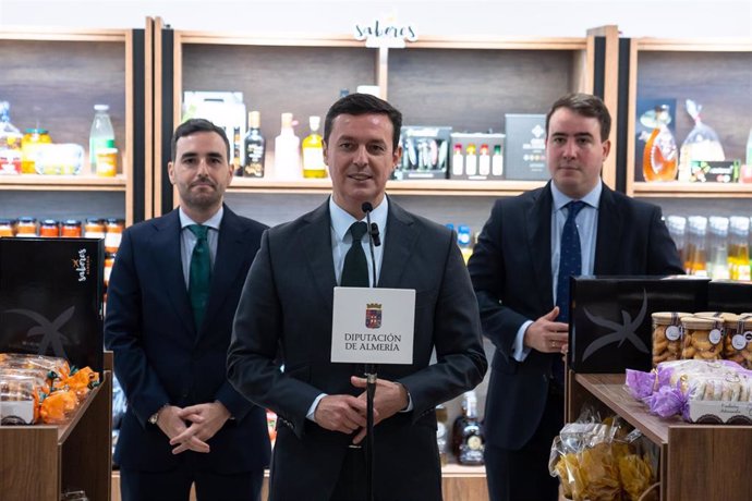 La Diputación inaugura el primer Espacio Gourmet 'Sabores Almería' de la historia ubicado en el Paseo de Almería.