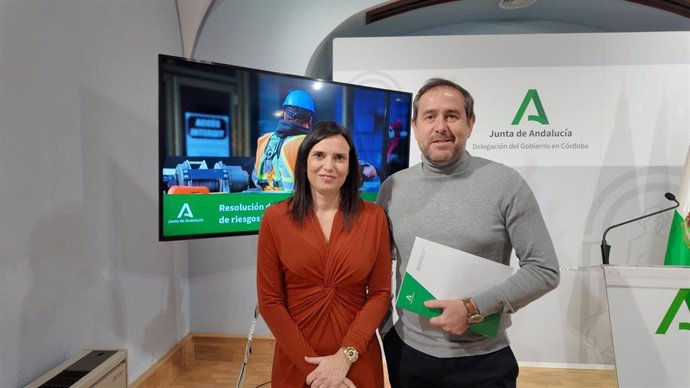 La delegada de Empleo, Mª Dolores Gálvez, y el director del Centro de Prevención de Riesgos Laborales, José Antonio Leiva.