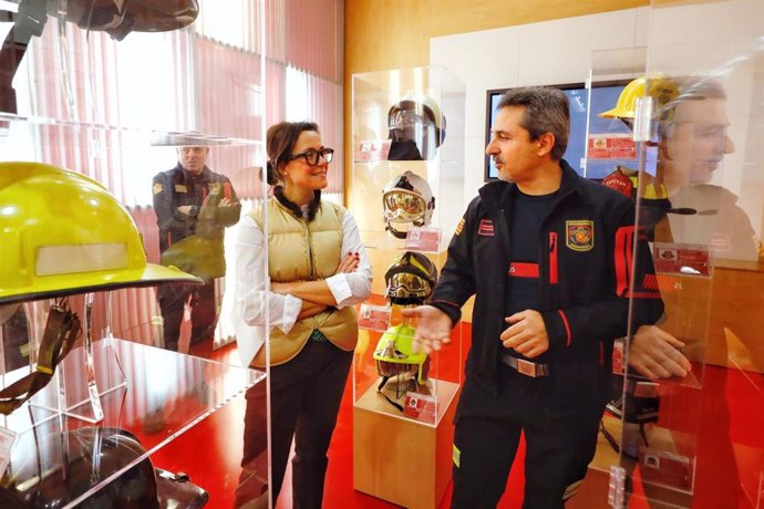 La concejal delegada de Bomberos y Protección Civil, Ruth Bravo; acompañada por el jefe de Bomberos de Zaragoza, Eduardo Sánchez,  en la exposicón de cascos del Museo del Fuego