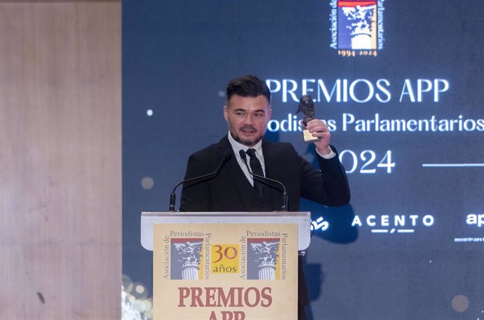 El portavoz de ERC en el Congreso, Gabriel Rufián, recoge el Premio mejor orador, durante la entrega de los Premios de la Asociación de Periodistas Parlamentarios 2024.