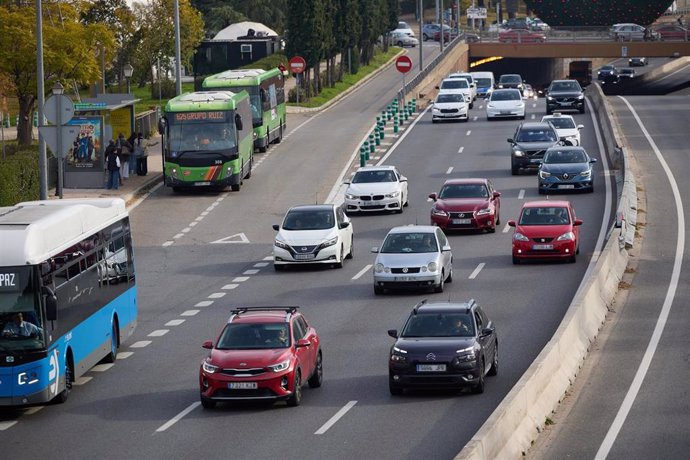 Varios vehículos a su paso por la A-6.