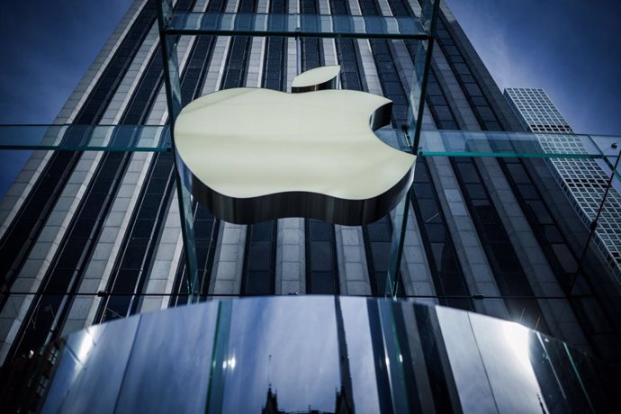 Archivo - FILED - 16 September 2023, US, New York: The Apple logo, taken at the Apple Store on 5th Avenue in Manhattan. Photo: Michael Kappeler/dpa