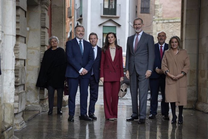 Foto de familia de las autoridades participantes en la inauguración del nuevo Hospital Universitario de Cuenca.