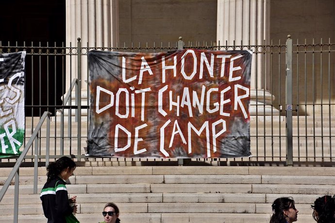 Archivo - Imagen de una pancarta en la que se puede leer "la culpa debe cambiar de bando" durante una protesta contra la violencia machista en Francia a raíz del caso de Gisèle Pelicot.