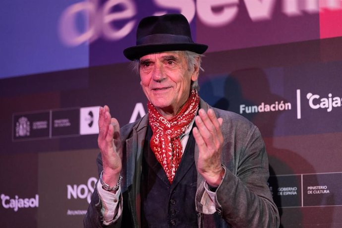 Archivo - El actor Jeremy Irons, galardonado con el Giraldillo de Honor y miembro del jurado de la Sección Oficial en la última edición del Festival de Cine, en una rueda de prensa.