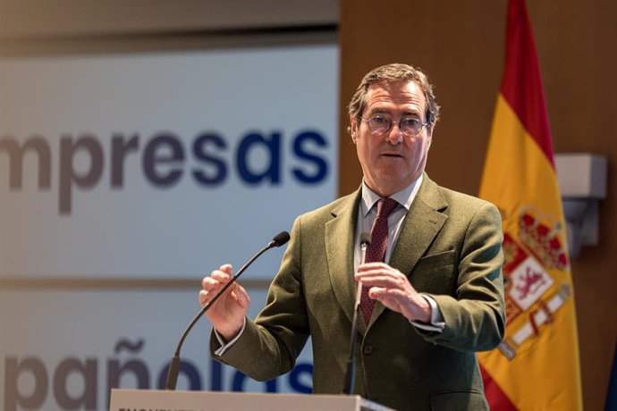 El presidente de la CEOE, Antonio Garamendi, durante un Encuentro Empresarial de CEOE y CEPYME y el CEO de Iryo, en la sede de la CEOE, a 19 de diciembre de 2024, en Madrid (España). El encuentro se desarrolla bajo el título, 'Multimodales y sostenibles'.